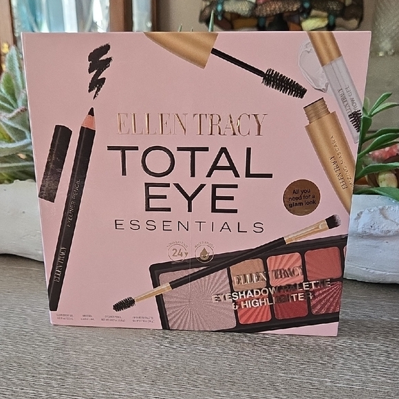Ellen Tracy Other - Ellen Tracy Total Eye Essentials Eyeshadow Kit - Pink and Rose Tones